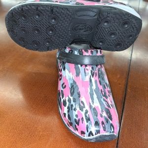 ANYWEAR ZONE INJECTED CLOGS W/Black Straps (EUC)